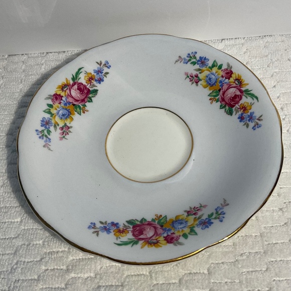 Vintage Windsor Bone China Floral Scalloped Teacup and Saucer Made in England - Picture 9 of 16